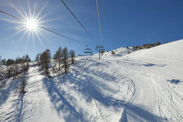 Ski lift ascend — Stock Photo, Image