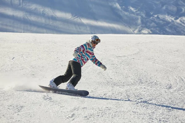 Snowboarder femminile sul pendio — Foto Stock