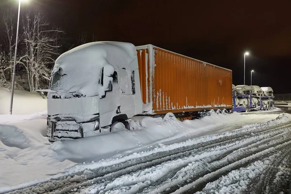 Грузовой грузовик в снегу — стоковое фото