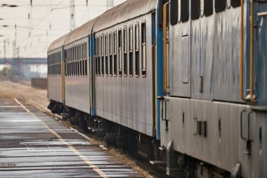 Eski yolcu treni olan tren istasyonu.