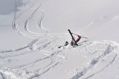Kayakçı derin kara düşer.