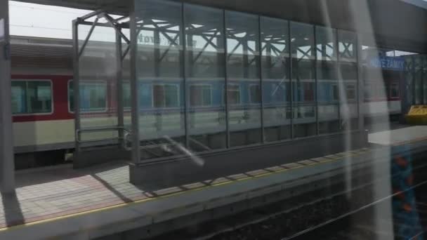 Tren saliendo de una estación — Vídeo de stock
