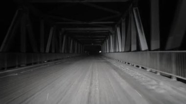 Kış karlı gece yolculuğu Karanlıkta bir köprüden