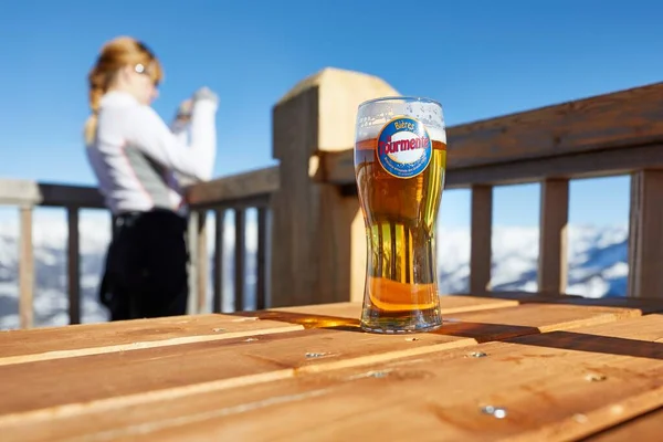 Having a beer on a terrace with scenic view, winter in the mountains — ストック写真