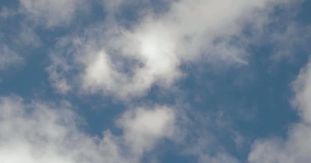 Nubes moviéndose en el cielo azul, en tiempo real — Vídeos de Stock