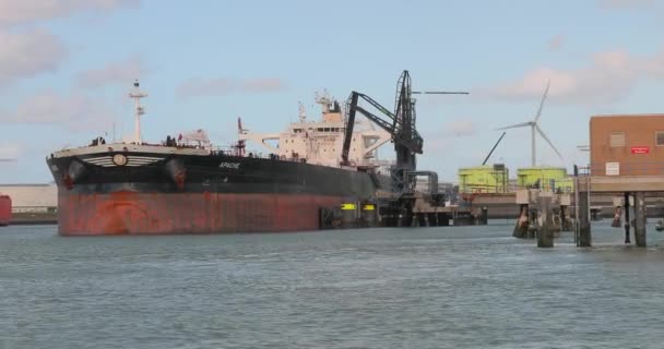 Öltanker im Hafen — Stockvideo