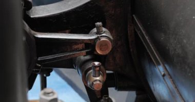 Eski buhar makinesi detayı çalışıyor