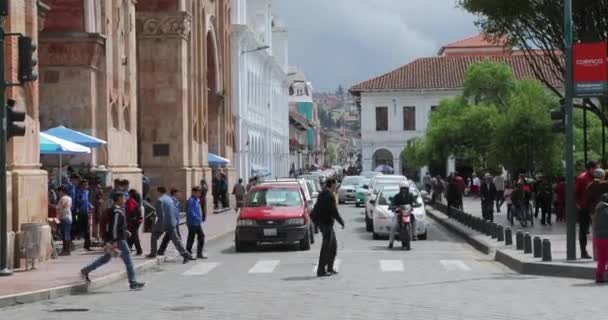 Personas y tráfico en una calle de Cuenca, Ecuador — Vídeo de stock