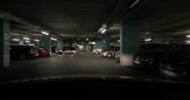 Otoparkın bodrumunda araba kullanırken.