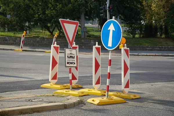 Предупреждения о строительстве дорог — стоковое фото