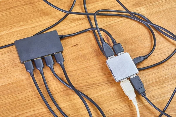 USBハブとケーブル — ストック写真