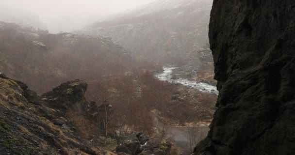 Vallende sneeuw in een vallei, beschutting in een grot — Stockvideo