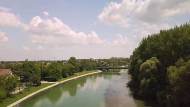Fiume Danubio in un villaggio vista aerea filmato — Video Stock
