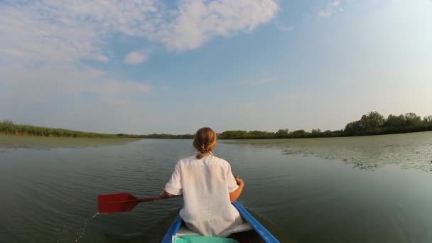 Canoa su un lago — Video Stock