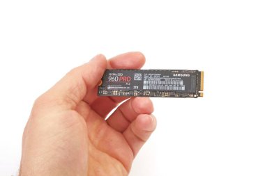 Devre kartı bir SSD el düzenlenen