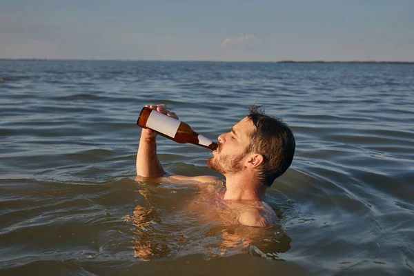 Playa de verano bebiendo cerveza y nadando — Foto de Stock