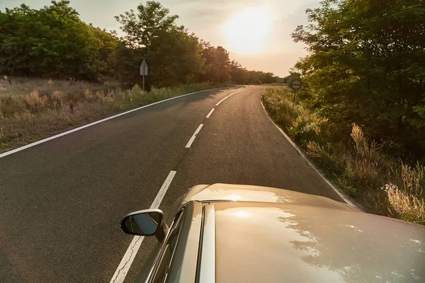 Fahren auf der Straße, Außenansicht von oben — Stockfoto