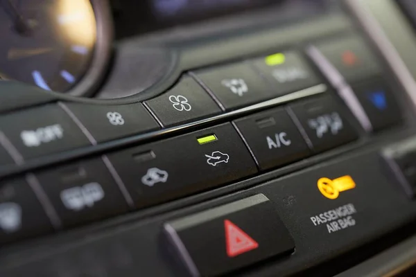 車のエアコンボタン — ストック写真