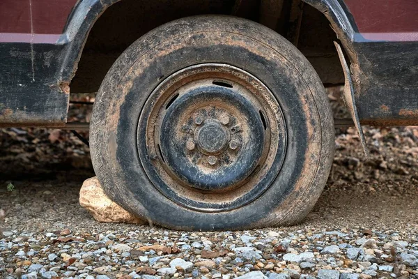 Platter Reifen an verlassenem Wrack — Stockfoto