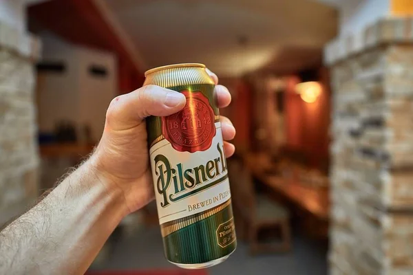 Segurando cerveja em uma casa — Fotografia de Stock