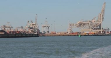 Endüstriyel limanda tekne gezisi.