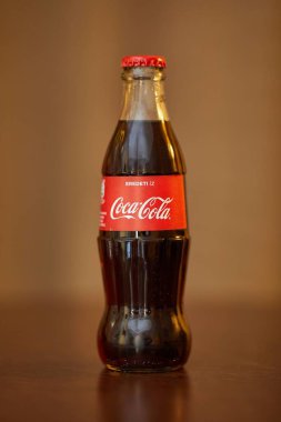 Bir şişe Coca-Cola.