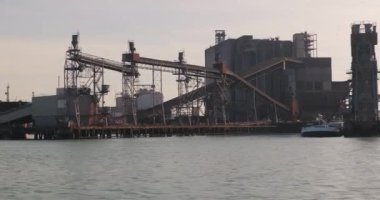 Paslı yapıları olan sanayi limanı