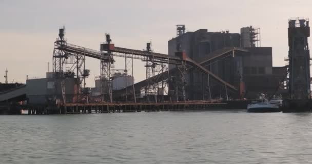 Port industriel avec des structures rouillées — Video