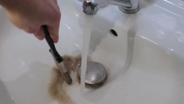 Pensula de vopsea fiind curățată — Videoclip de stoc
