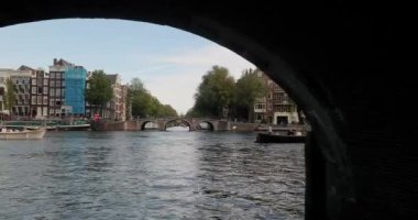 Kanallardan Amsterdam manzarası