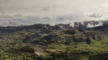 And Dağları 'ndaki yüksek dağ bulutları drone hava görüntüsü
