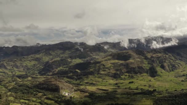 Hoge berg wolken drone luchtfoto uitzicht in de Andes — Stockvideo