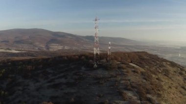 Verici kuleleri sonbaharda kırda, İHA görüntüleri