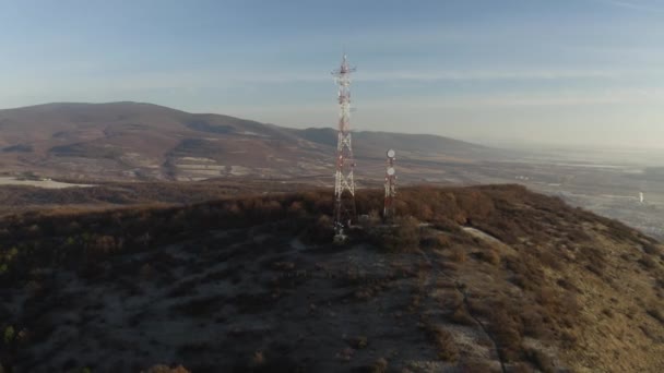 Torres transmisoras otoño en el campo, imágenes de aviones no tripulados — Vídeos de Stock