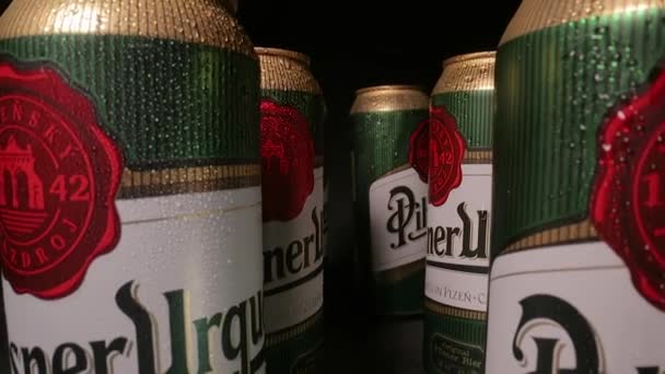 Пивные банки Pilsner Urquell с зондом — стоковое видео