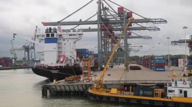 Endüstriyel kargo limanında konteynır gemisi