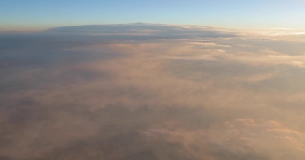 Vliegend tussen twee wolken — Stockvideo