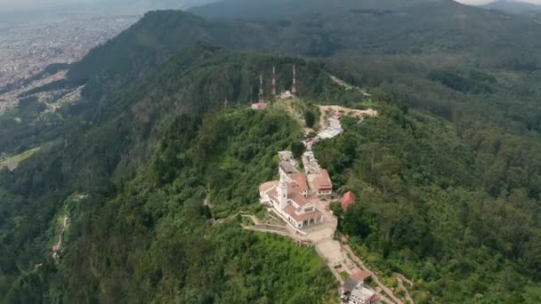Cerro Monserrate en Bogotá, Colombia, material aéreo — Vídeo de stock