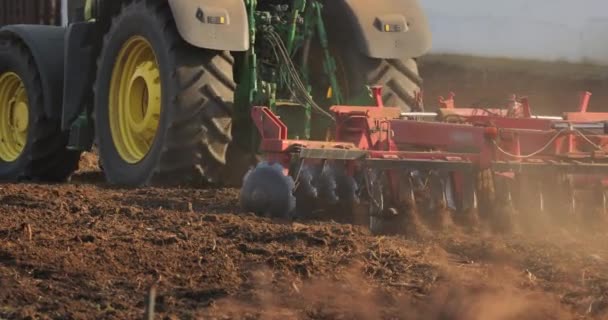 Ciągnik orka gleby rolniczej — Wideo stockowe