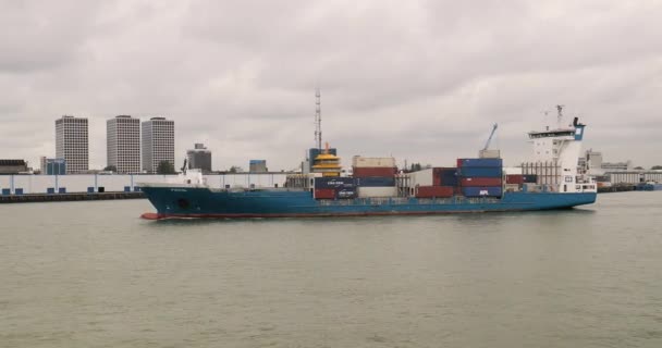Embarcación transportando contenedores a través de Rotterdam — Vídeo de stock
