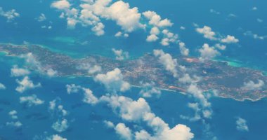Anguilla Karayip adası uçak penceresinden görüldü
