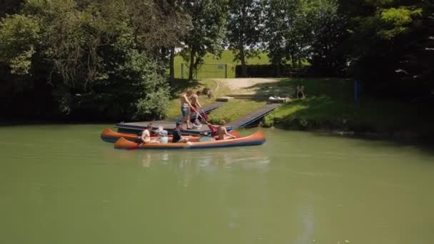 Letní dovolená výlet na kánoi — Stock video