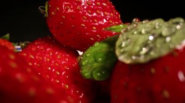 Lens makrosu içinde çilek.