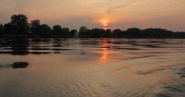 Pôr do sol sobre um lago calmo — Vídeo de Stock