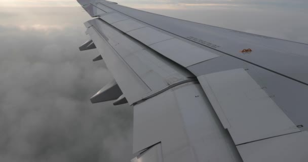 Летит на самолете, закрывает крыло — стоковое видео