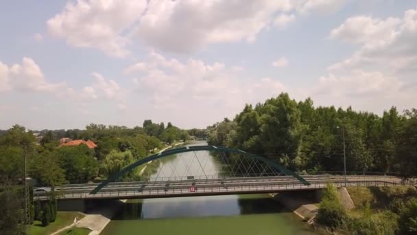 Río Danubio en un pueblo de imágenes de vista aérea — Vídeo de stock