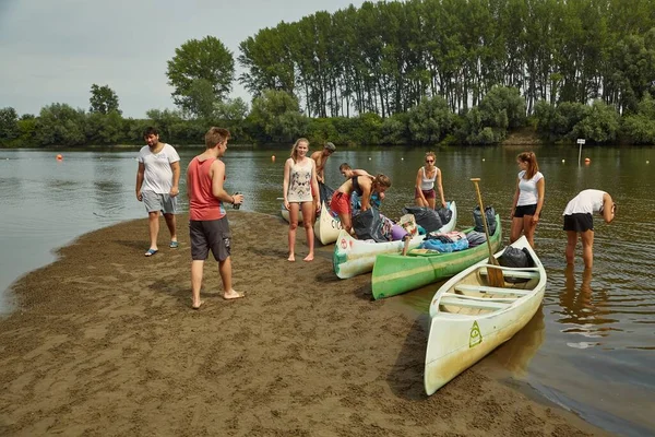 川沿いのカヌー、旅の準備をする人々 — ストック写真
