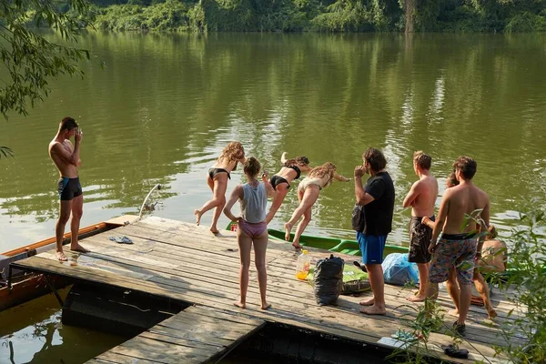 Des gens sautant dans la rivière depuis une jetée — Photo