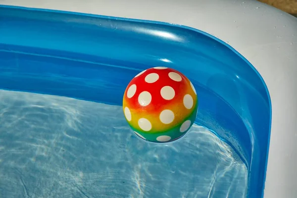 Bal in het water van een zwembad — Stockfoto