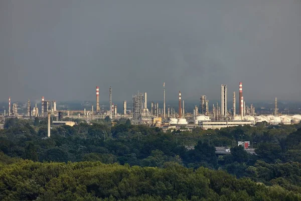 Estruturas de refinaria de petróleo — Fotografia de Stock